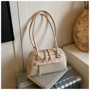 Detail der beigen Boston-Tasche in Perlmuttoptik auf silbernem Koffer für Premium-Look
