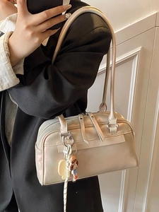Cremeweiße glänzende Boston-Tasche aus Leder mit Doppelreißverschluss und Anhängern