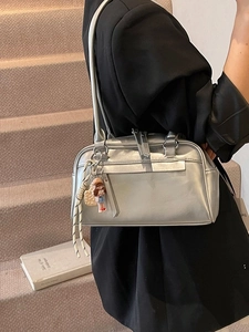 Silberne Handtasche mit Metallic-Effekt und Anhängern für Damen im Pillow-Stil