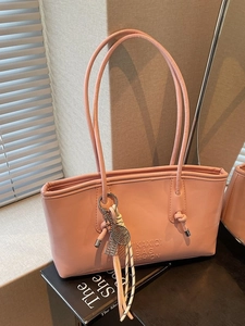 Sac Fourre-tout Tendance en Simili Cuir pour Femmes Relief de Lettres Grande Capacité Sac à Épaule Avec Pendentif Chic