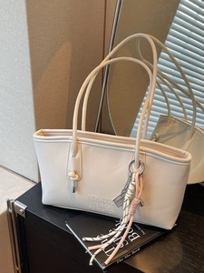 Sac fourre-tout élégant en cuir PU blanc crème avec logo embossé et pompon décoratif