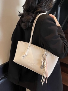 Sac fourre-tout chic en similicuir beige avec lettrage MIKANIQI et nœud décoratif