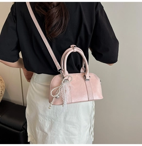 Detail der hellrosa Leder-Boston-Bag mit Perlen-Spitzen-Schleife und Silberbeschlägen