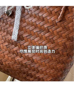 Détail du panier en paille tressée avec bordure en dentelle, perles et pendentif cœur