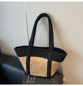 Gros plan d'un grand sac cabas en paille avec détails de sangles noires et texture