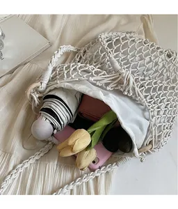 Détail du sac en paille tissé avec anneaux en bois, doublure et grande capacité