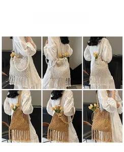 Détail d'un sac en paille tissé à la main avec glands et poignées tressées