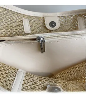 Détail de la fermeture éclair en métal et texture tressée du sac cabas en paille