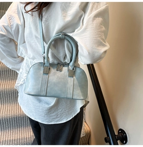 Details der hellblauen Vintage Mini-Boston-Tasche mit silbernen Beschlägen und Tragegriff