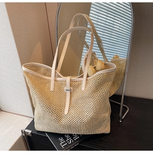 Détail du sac cabas tissé crème avec brides en cuir blanc et fermeture à boucle