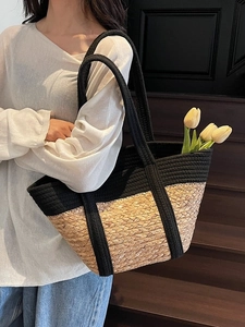 Grand sac cabas chic en paille avec patchwork en tissu noir pour les sorties à la plage