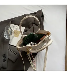 Aperçu de la capacité du sac seau tressé avec téléphone vert et rouge à lèvres