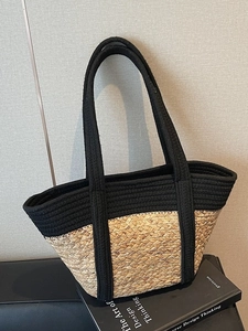 Grand sac cabas en paille tressée avec anses en toile noire pour la plage ou l'été quotidien