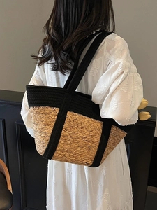 Grand sac cabas en paille avec bandoulière noire, sac de plage d'été en texture tissée
