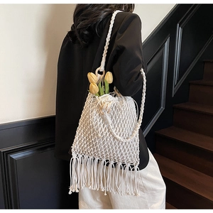 Sac seau blanc tissé à la main avec glands élégants et design crochet ajouré