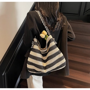 Détail du sac cabas tissé à rayures noires et blanches avec des tulipes