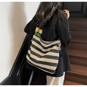 Détail du grand sac cabas tissé à rayures noires et blanches avec bandoulière en corde