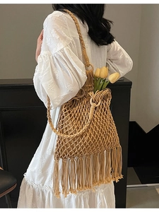 Sac fourre-tout en paille tisse à la main avec design ajouré et longues franges de plage