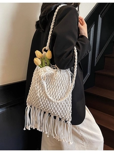 Sac bandoulière en paille blanche tressée avec longues franges et fermoir anneau