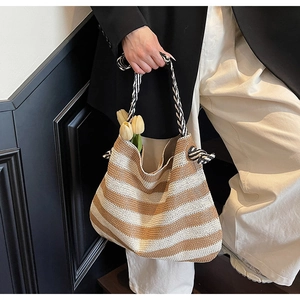 Détail du sac cabas tissé rayé avec poignées en corde et tulipes jaunes décoratives