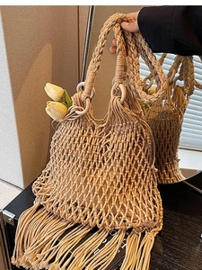Sac à main bohème en paille tressée avec maille ajourée et longues franges en beige