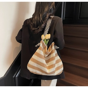 Vue détaillée du sac cabas tissé à rayures avec une texture kaki et crème