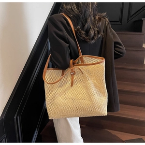 Vue de dos d'un mannequin portant un grand sac cabas en paille tissée et cuir marron