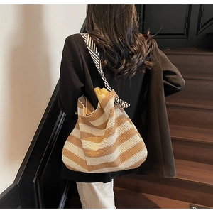 Détail d'un cabas rayé tissé avec bandoulière ruban décorative dans un cadre de style de vie