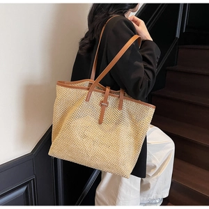 Détail du sac cabas beige tressé avec poignées en cuir marron et pochette interne