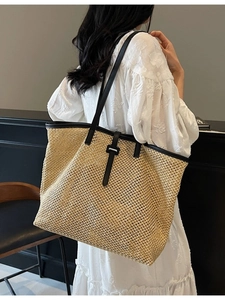 Sac fourre-tout minimaliste en paille tissée avec poignées en cuir noir pour plage et été