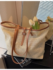 Grand sac cabas en paille tressée avec poignées en similicuir marron élégant