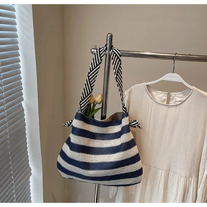 Détail du sac cabas à rayures bleues et blanches avec textures tissées et nœuds