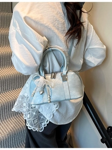 Elegante blaue Umhängetasche mit Spitzen-Perlen-Schleife und Vintage-Leder-Textur
