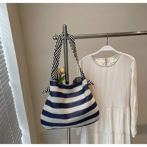 Détail du sac cabas tissé à rayures bleu marine et blanc avec anse nouée