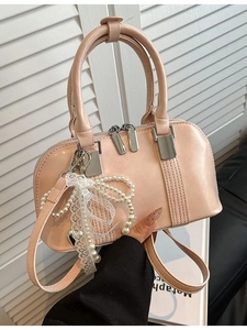 Rosa Boston-Handtasche aus Kunstleder mit Perlenspitzen-Anhänger und Silberakzenten