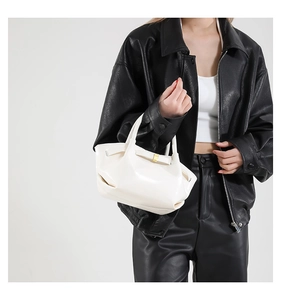 Détail du sac moto en PU blanc avec nœud en cuir et boucle en métal doré élégant