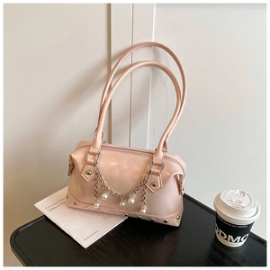 Detailaufnahme der rosa Kunstledertasche mit Silberkette Perlen und Nietenverzierung
