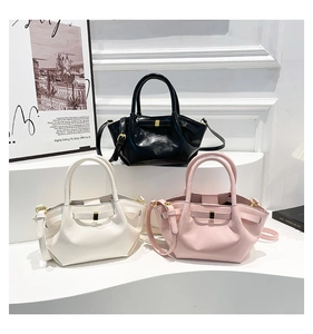 Sacs chic en similicuir avec nœud en noir, blanc et rose avec boucles dorées et bandoulière