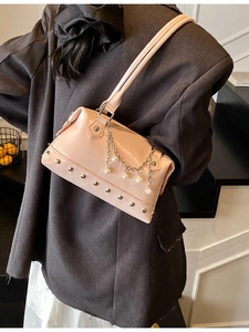 Rosa Handtasche aus Lackleder mit silbernen Nieten und Perlenkette für Damen