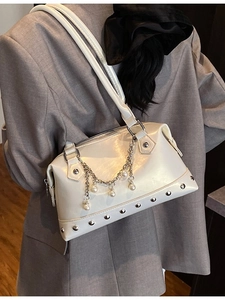 Schicke cremefarbene Leder-Pillow-Bag mit Silberketten, Perlen und Nieten für Damen