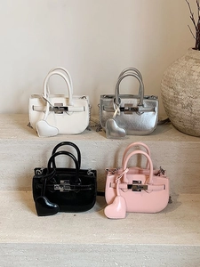 Chic mini shell handbags in four colors featuring heart charms and metal chain straps