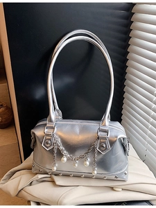 Silberne Bowling-Handtasche mit Perlenketten und Nietenbesatz im modernen Y2K-Stil