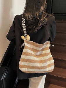 Grand sac fourre-tout à rayures avec texture tissée et bandoulière en tissu au look élégant