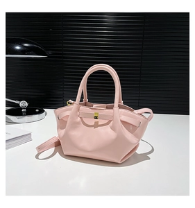 Détail du sac moto en cuir PU rose avec plis, boucle dorée et bandoulière