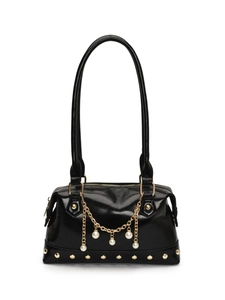 Schwarze Handtasche mit goldenen Nieten und Perlenkette für Damen im modischen Stil