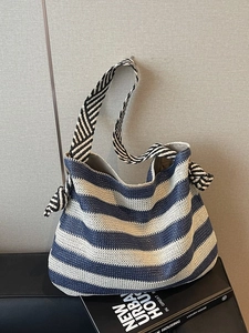 Grand sac fourre-tout tissé à rayures bleues avec bandoulière texturée et design décontracté