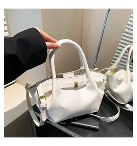 Détail du sac bandoulière blanc en cuir PU avec ferrures dorées et poignée supérieure