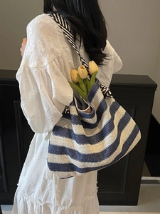 Sac cabas tissé à rayures bleu et blanc avec intérieur spacieux pour usage quotidien