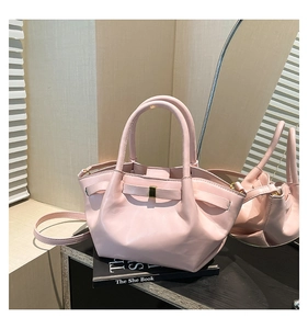 Gros plan du sac en cuir PU rose avec boucles dorées et texture à plis élégants