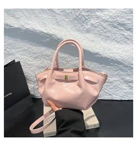 Détail du sac de moto en similicuir brillant rose avec boucles et sangles en métal doré